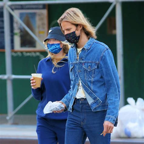 Pregnant ELSA HOSK And Tom Daly Out For Coffee In New York 11 10 2020