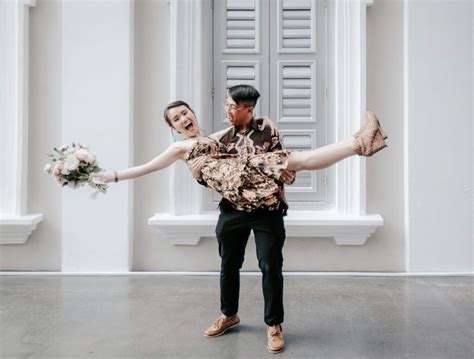 9 Ide Foto Prewedding Dalam Setelan Batik Jauh Dari Kesan Kaku Justru