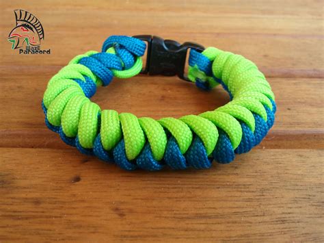 The viper paracord knot is a newer paracord braid, with a aggressive look. Bemutató képek | Diy crafts jewelry, Paracord, Paracord knots
