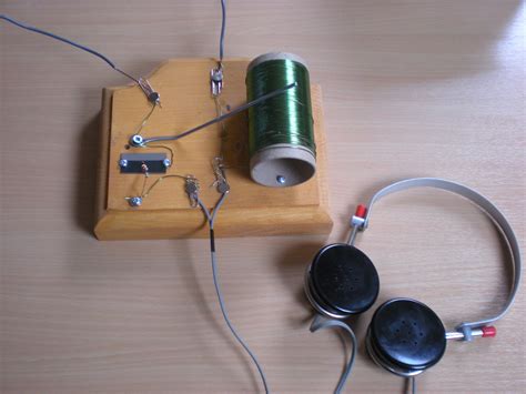 A Working Crystal Set Radio Foxhole Radio Built From Household Bits