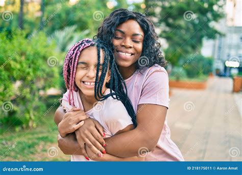 Hermosa Madre E Hija Afroamericana Sonriendo Feliz Y Abrazando Imagen