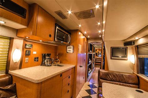 Entertainer Coaches and Entertainer Bus Rentals with HMC