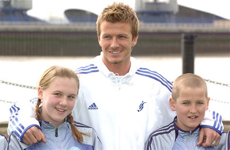 David beckham captained england during the world cup in 2002 and 2006 and tonight, tottenham hotspur striker harry will follow in his footsteps. Heart-warming moment young Harry Kane met England hero ...