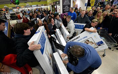 What Stores Are Still Doing Black Friday 2022 - Black Friday turns violent as shoppers fight over bargains | Daily Mail