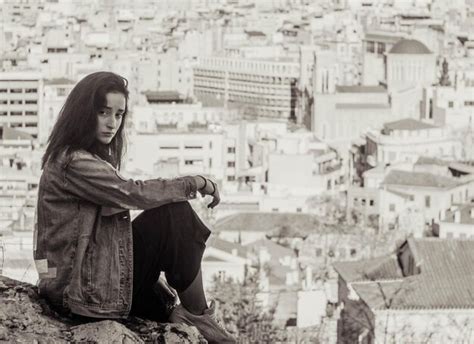 jeune fille grecque sur le fond du panorama d athènes anafiotika en grèce photo premium