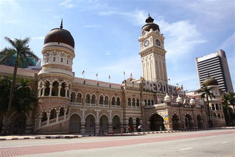The distance between the mosque and mecca is 8676.85 km north west. Sultan Abdul Samad Building - EyeViewz