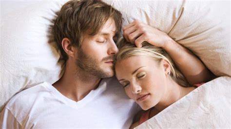 7 Posisi Tidur Suami Istri Paling Mesra Di Ranjang Praktikkan Tiap Hari Biar Jauh Dari Kata