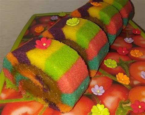 Setelah itu, gulung dengan kertas baking, diamkan selama lima menit. Bolu gulung Lapis warna warni by Yulia Lia - langsungenak.com