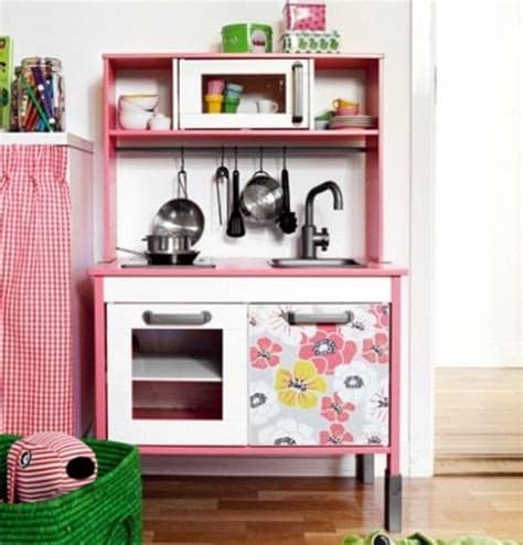 Las cocinas de juguete son una excelente manera de mantener ocupadas las manos inserte la mesa para niños latt en la última estación de arte que alentará a los pequeños artistas este en particular pinta la madera para combinar y agrega un asiento con cojín estampado. hacer cocina juguete con ikea - Buscar con Google | Ikea ...