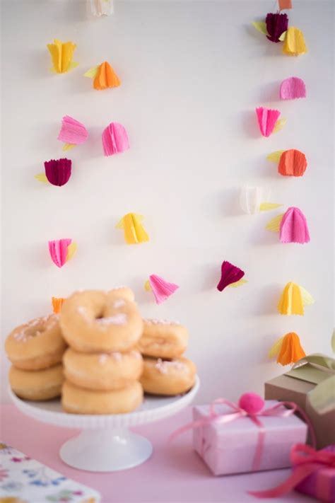 Fun And Pretty Diy Crepe Paper Flower Garland For Bridal Shower Decor