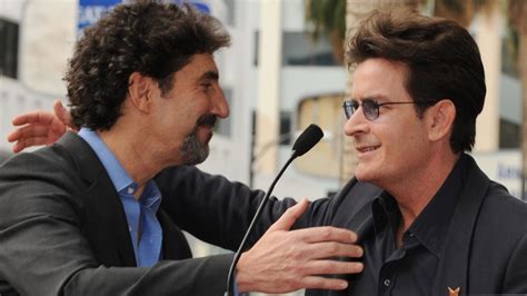 Charlie Sheen Y Chuck Lorre Regresan Con Nueva Comedia Lejos De Two And
