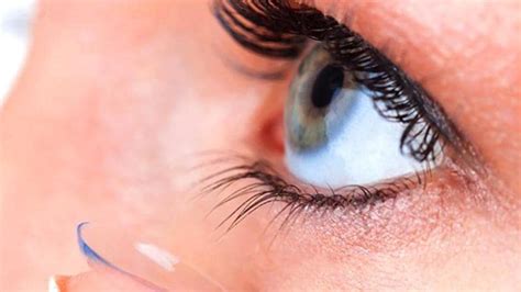 British Surgeons Find 27 Contact Lenses Lodged In Womans Eye World