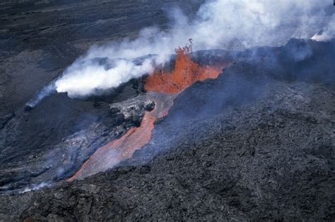 Mauna Loa World’s Largest Active Volcano Erupts For 1st Time In Nearly 40 Years In Hawaii
