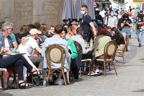 Les amoureux d'histoire se passionneront pour la ville aux cent clochers. EN IMAGES. Terrasses et soleil : les rues de Caen ...