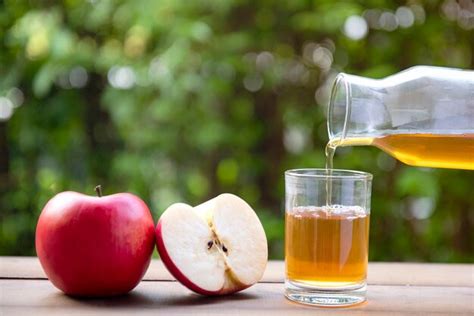 Premium Photo Apple Juice Pouring From Red Apples Fruits