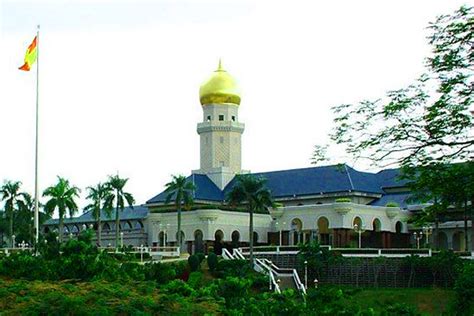 Mengetahui sultan mansyur sah pada 1. Istana Shah Alam - Alowisata
