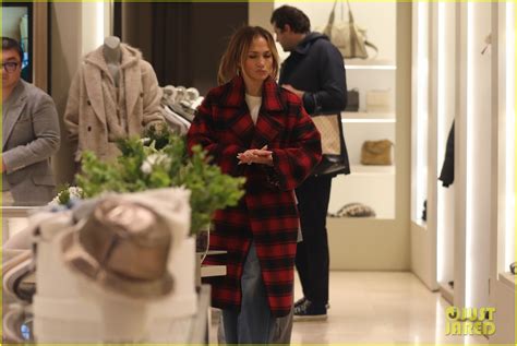 Photo Jennifer Lopez Shows Off Coat Collection 09 Photo 4872816