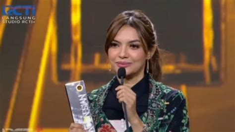 1 Najwa Shihab Di Atas Panggung Indonesian Televisi Awards 2022 Suara Nasional