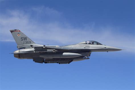 Over 4,600 aircraft have been built since production was approved in 1976. f16-sw 20150531_0028 - Airwingspotter.com