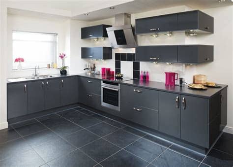 Discover an open modern u shaped kitchen below sloping roofs with a bespoke kitchen island for tall people and bespoke storage furnitures. Ultra Modern Tampa Anthracite #Kitchen #Design | Small ...