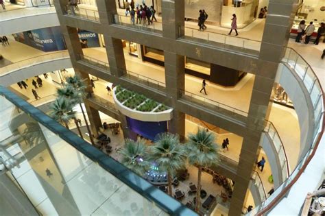 The costanera center mall is the largest south american mall and receives daily hundreds of tourists seeking the best shops of clothing, footwear, household and decorative items to buy. Mall Costanera Center - Santiago de Chile