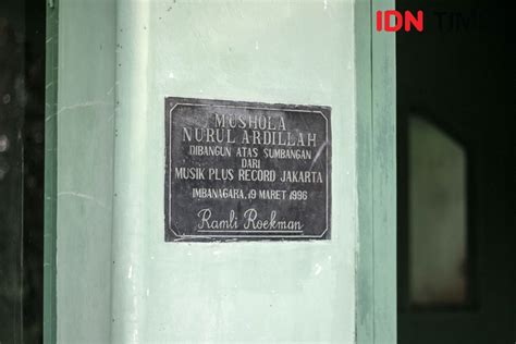 Suasana makam nike ardilla di malam hari. FOTO Melihat Makam Nike Ardilla yang Asri Sekaligus ...