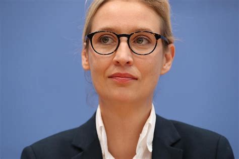 Opinions and recommended stories about alice weidel as a teenager she worked as a social worker, while at the university of hamburg and, later, in 2009, joined the german central council. Alice Weidel erntet Kritik für Selfie mit Künstler Ai Weiwei