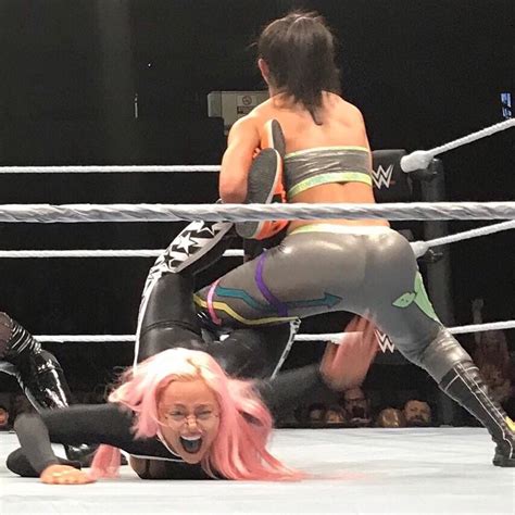 That Looks Like It Hurts Liv Wwe Divas Bikini Wwe Outfits Wwe Girls