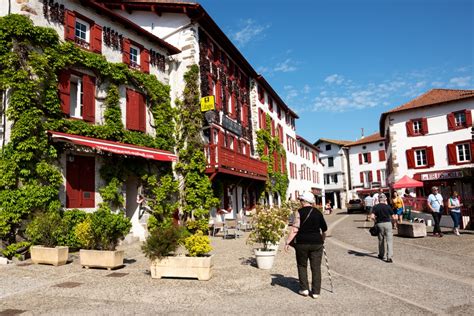Lieux incontournables, idées de séjour, itinéraires, infos pratiques et culturelles du pays basque et les bonnes adresses du petit futé pour se restaurer, sortir français. Les 12 plus beaux villages du Pays basque français