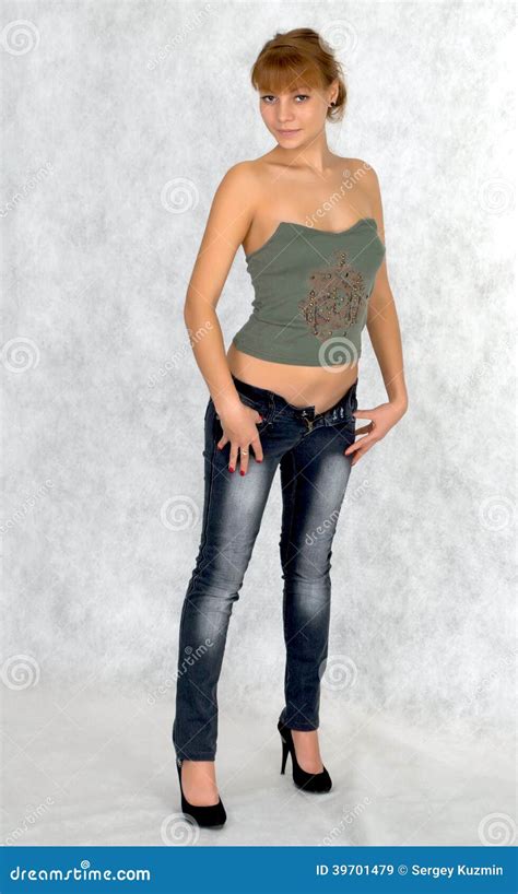 sexy mädchen das auf jeans versucht stockfoto bild 39701479