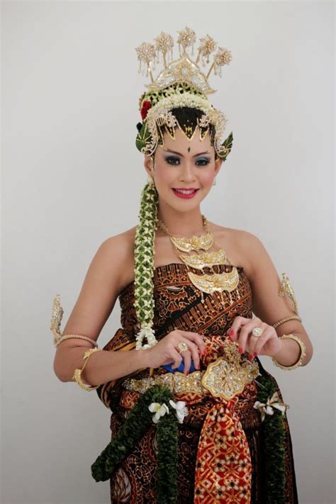 Dengan bentuk paes yang lancip mirip dengan paes yogya putri, paes ageng yogya tampak elegan dengan hiasan emas prada ditepi paesnya. Meski Berat dan Bikin Pusing, 9 Mahkota Pengantin Adat Ini Memang Bikin Anggun dan Elegan