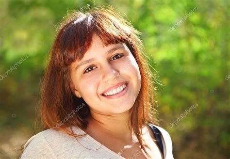 Feliz Sorrindo Menina Adolescente Fotos Imagens De © Dasha11 15719663