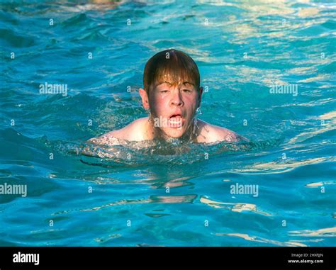 Jugendlich Junge Genießt Das Schwimmen Im Pool Stockfotografie Alamy