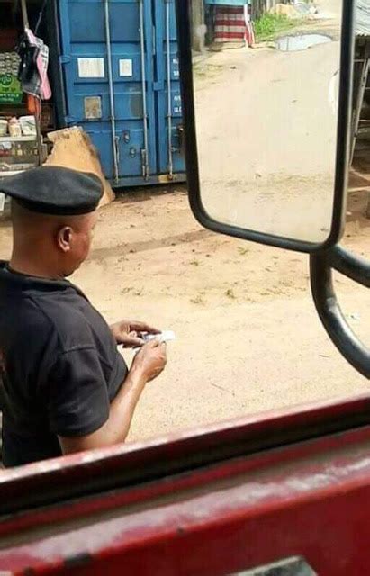Photos Of Nigerian Policeman Collecting Bribe Go Viral Dnb Stories