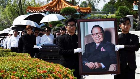 Does yeoh tiong lay dead or alive? Tycoon Yeoh Tiong Lay laid to rest | Free Malaysia Today