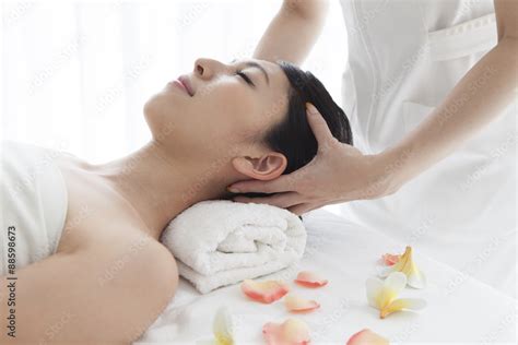 Japanese Women Receiving Head Massage Stock 写真 Adobe Stock