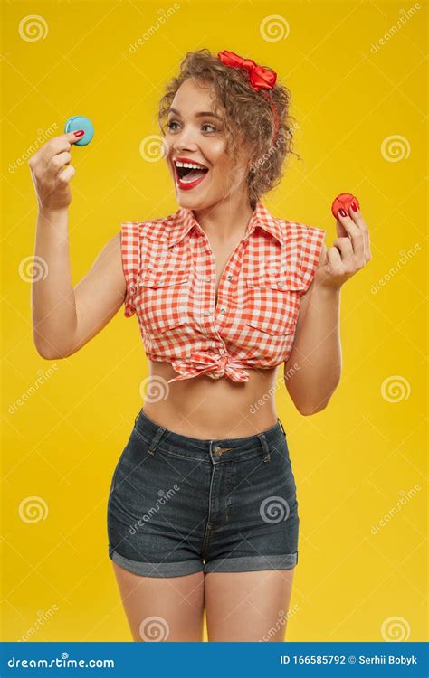 Beautiful Smiling Woman Choosing Between Two Macaroons 库存照片 图片 包括有 糖果 背包 166585792