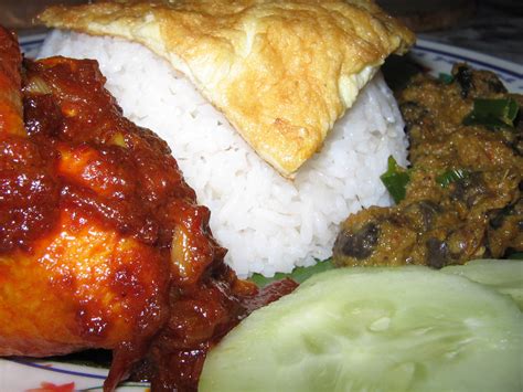 Di sebelah utara atau juga di sesetengah kawasan lain, rendang ayam juga dimakan bersama pulut kuning, iaitu pulut yang dikukus dan digaulkan bersama santan. Kasih Nan Abadi..Selamanya..::~: Nasi Lemak + Rendang ...