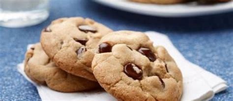 Arrange the dough balls 2 inches apart on ungreased cookie sheets. Trisha Yearwood Cookie Recipes / Gingerbread Cookies ...