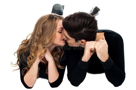 het aanbiddelijke jonge paar kussen stock afbeelding image of mensen liefde 32848421