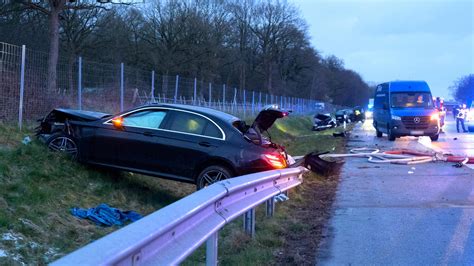 A7 Bei Norderstedt Ersthelfer Stirbt Bei Glätte Unfall Mehrere Verletzte