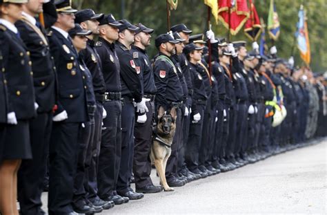 ¿por qué la policía nacional vestirá de azul? Policía Nacional: Si sigues a @policia, escribe el nuevo ...