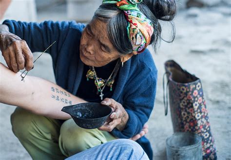 The Last Kalinga Tattoo Artist Gestalten Eu Shop