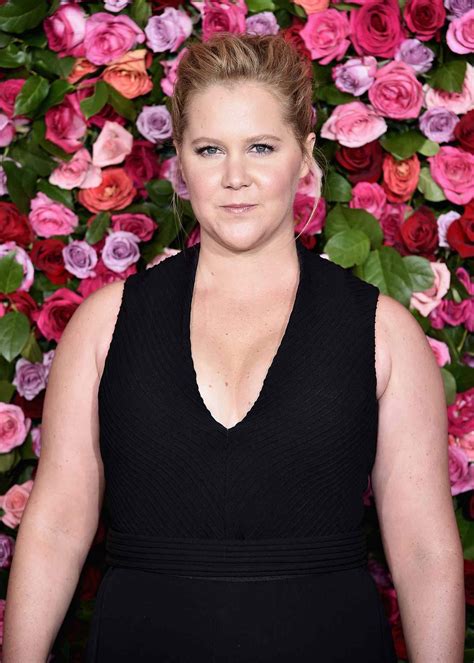 amy schumer reveals she is struggling with tough pregnancy