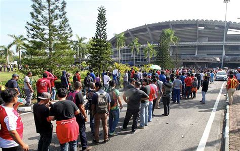 Perlawanan peringkat suku akhir, separuh akhir dan final piala malaysia 2020. Final Piala Malaysia: Penyokong serbu kaunter tiket ...