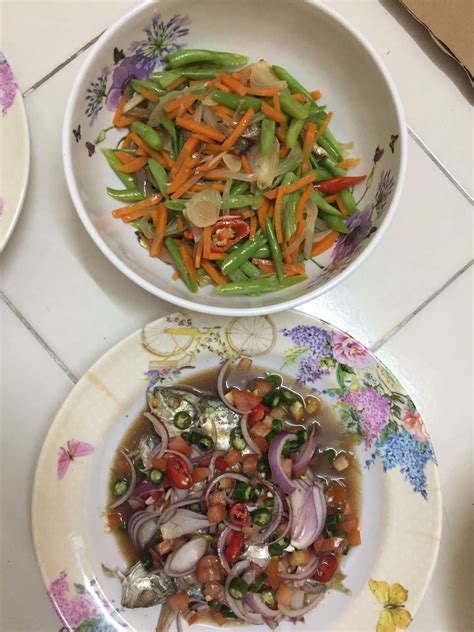 Kemudian beri garam dan cuka, diamkan sebentar. IKAN REBUS AIR ASAM