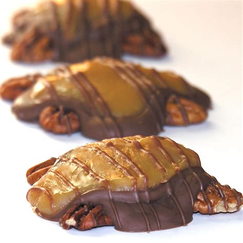 These caramel pecan turtle cookies look impressive, but don't be intimidated! Homemade Caramel Turtles | eASYbAKED