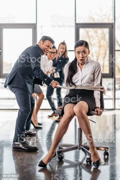 Geschäftsfrau Mit Einem Seil Gefesselt Am Stuhl Und Multikulturellen