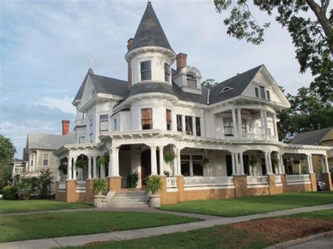 14 Extremely Impressive Victorian House Designs