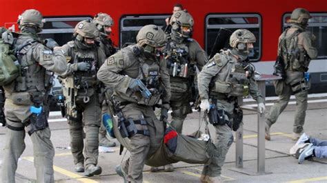 Border protection group 9), is the police tactical unit of the bundespolizei the german federal police. Schüsse, Geschrei, Panik: Die Bundespolizei übt ...